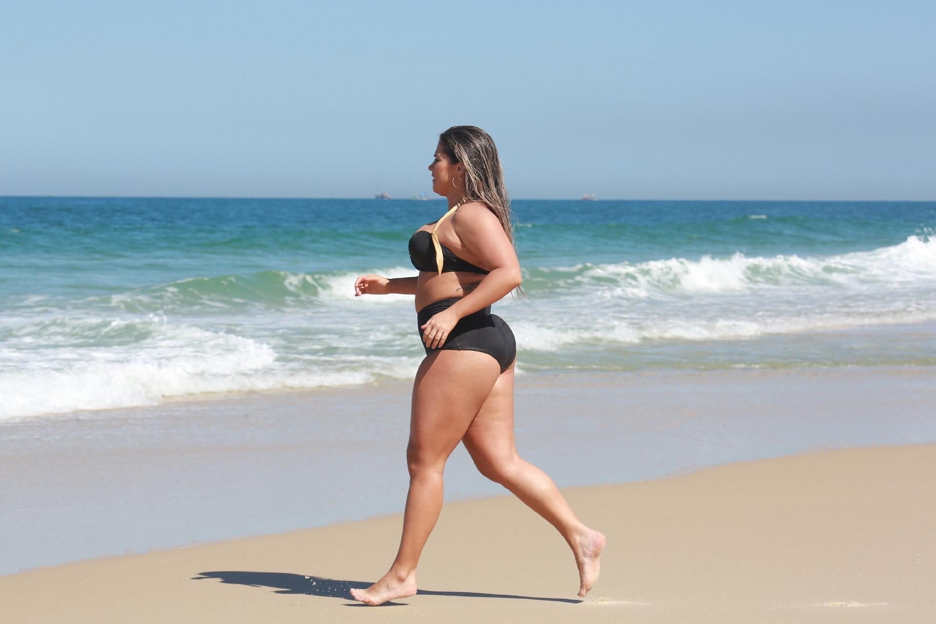 Com um biquíni preto comportado, a ex-BBB mergulha no mar - Dilson Silva/Ag.News