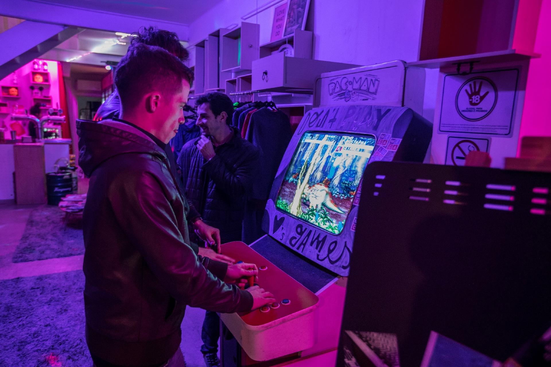 Público se diverte no fliperama na primeira edição da Taste Friday - Simon Plestenjak / UOL