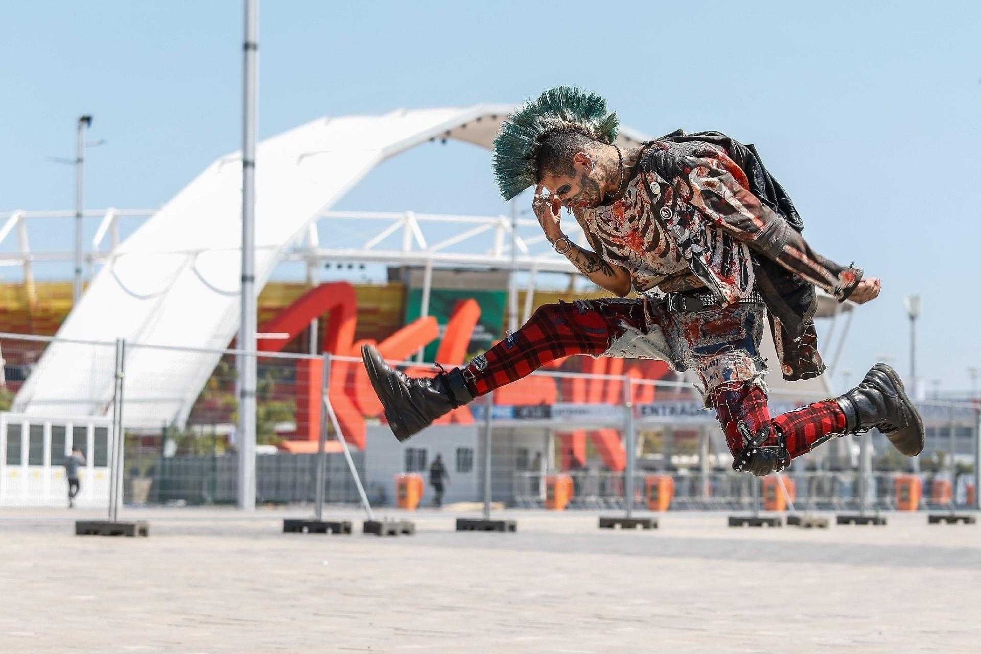 É um punk ou um zumbi? Fã aposta no visual agressivo do punk no dia mais pop do festival - Marco Antônio Teixeira/UOL