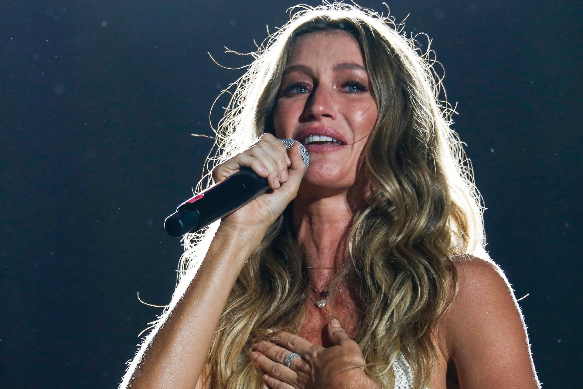 Gisele Bündchen chora durante discurso sobre a preservação da Floresta Amazônica na abertura do Palco Mundo do Rock in Rio 2017 - Marco Antônio Teixeira/UOL