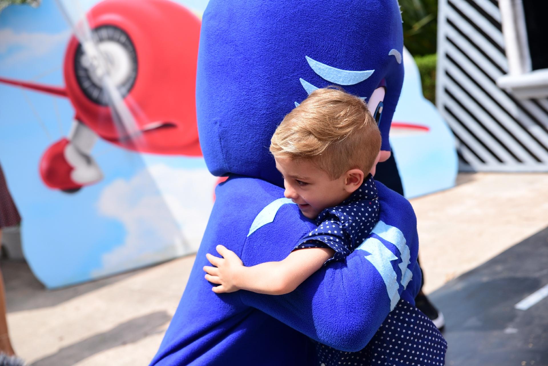 Filho de Ana Hickmann e Alexandre Corrêa abraça personagem do desenho "Super Wings" - Leo Franco / AgNews