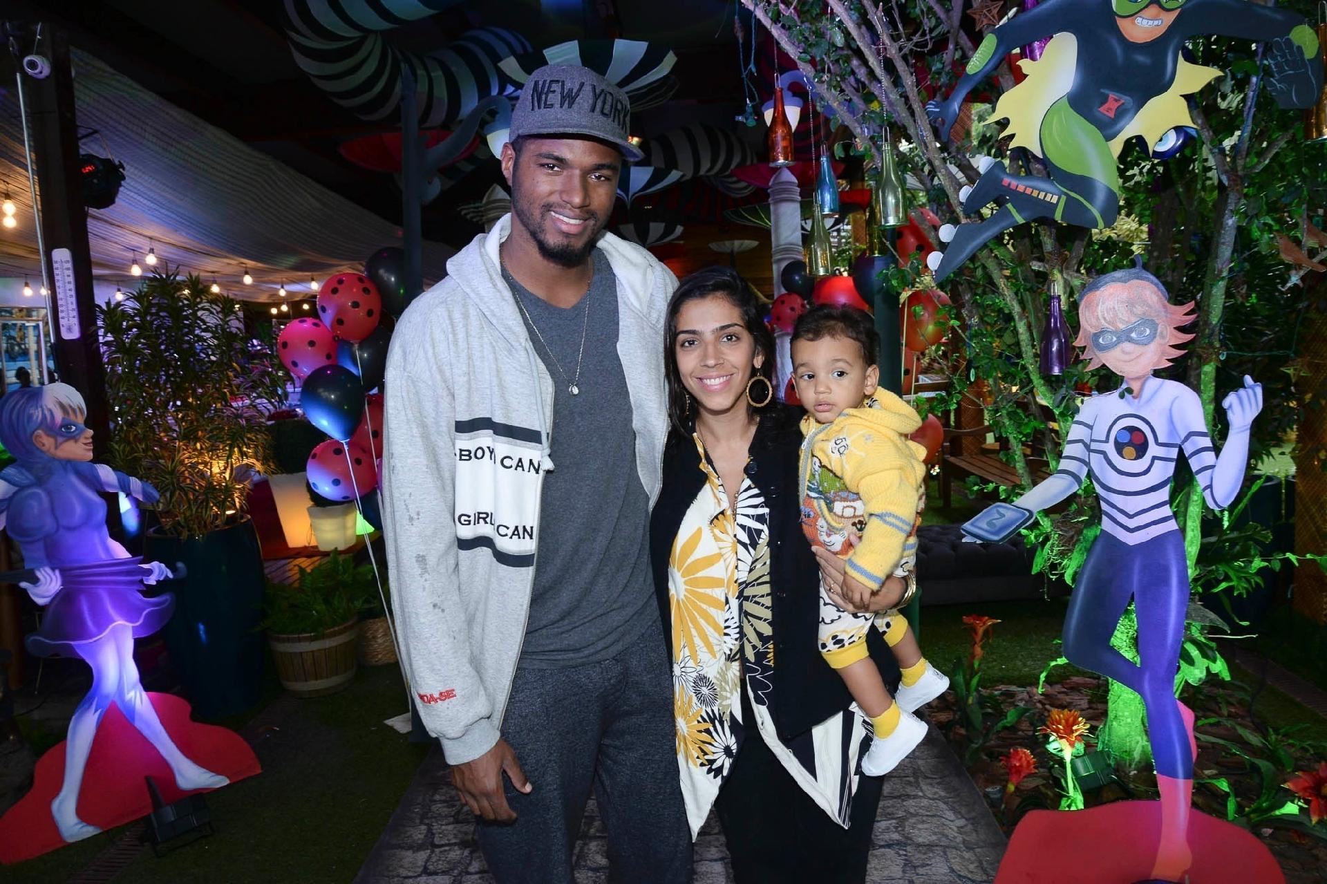 Benedita Casé e João Pedro levaram o filho, Brás, neto de Regina Casé, à festança de Titi - Felipe Panfili/Divulgação