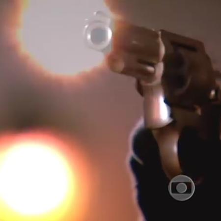 Revólver que atirou em Pedro em cena cortada de "Belíssima" - Reprodução/TV Globo - Reprodução/TV Globo