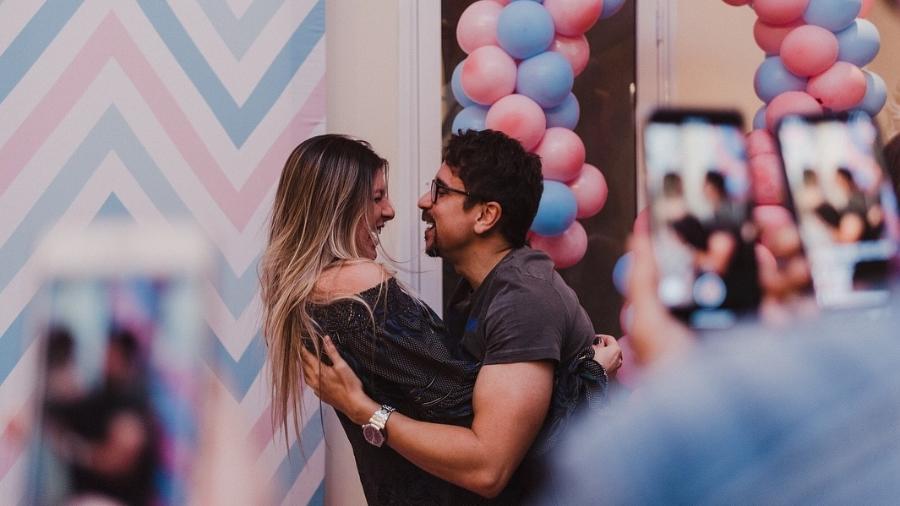 Sertanejo Davi, da dupla com Bruninho, abraça a mulher, Samantha Lambert, e anuncia que será pai de uma menina - Reprodução/Instagram/samanthalambert