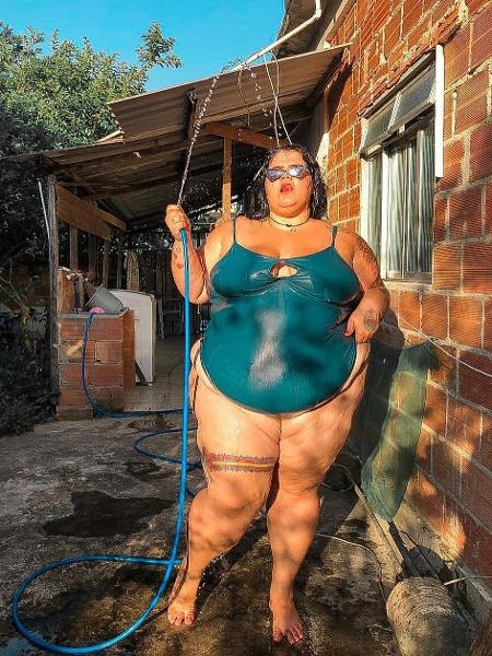 Bailarina plus size de Anitta aparece tomando banho de mangueira - Reprodução/Instagram