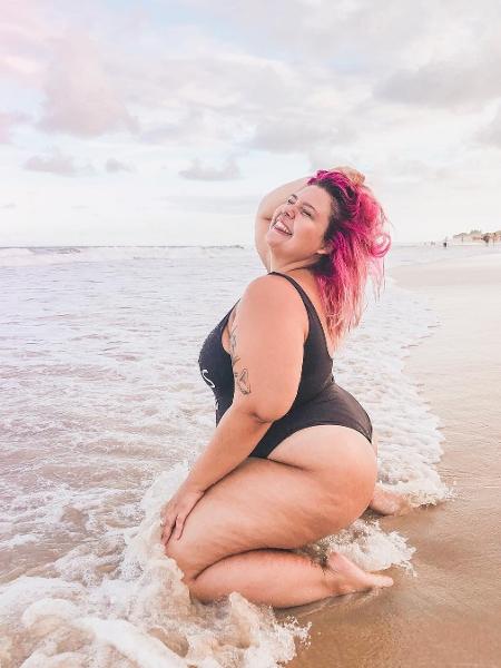 Raíssa Galvão dá risada em foto poderosa sentada na praia - Reprodução/Instagram/@rayneon