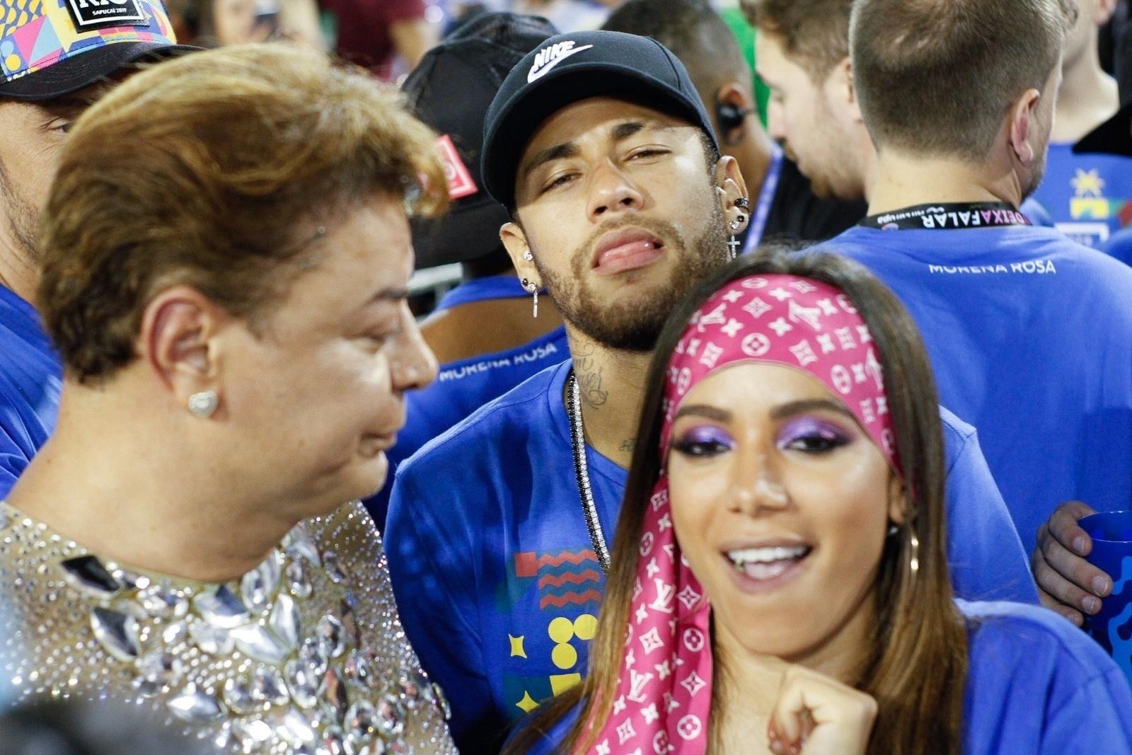 Neymar e Anitta fazem pose para fotógrafos na avenida - Marcos Ferreira / Brazil News