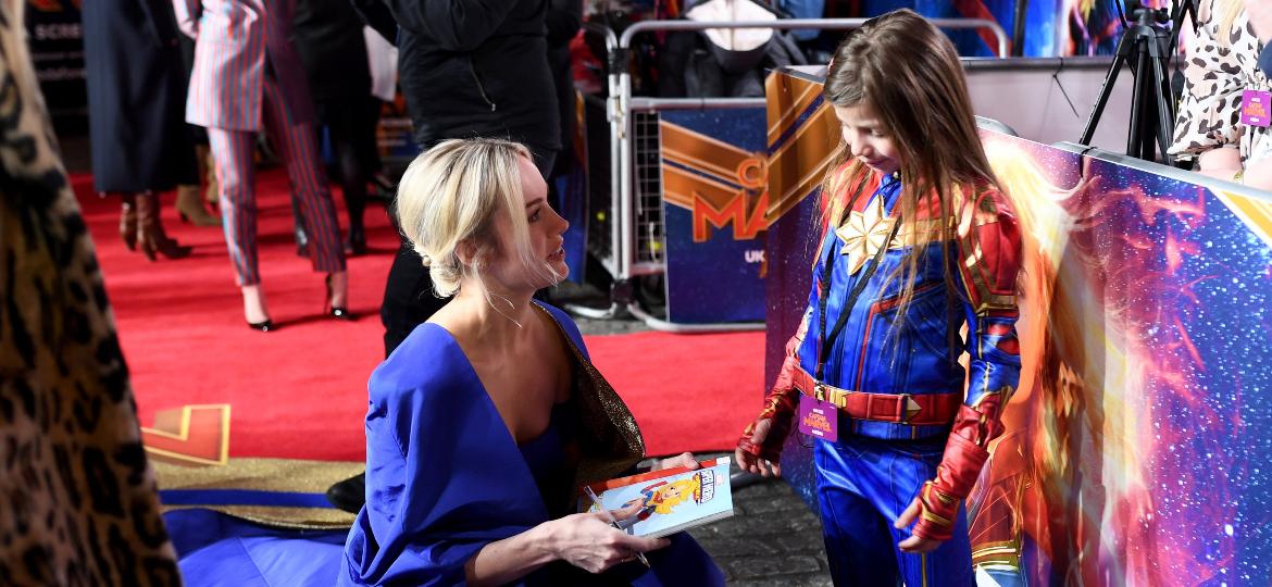 Brie Larson atende a fã mirim na pré-estreia de "Capitã Marvel" em Londres - Gareth Cattermole/Getty Images for Disney