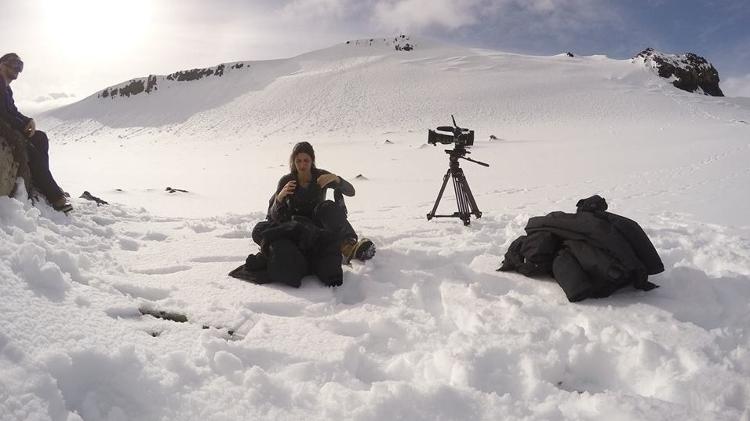 A diretora Julia Martins se prepara para filmagens - Divulgação - Divulgação