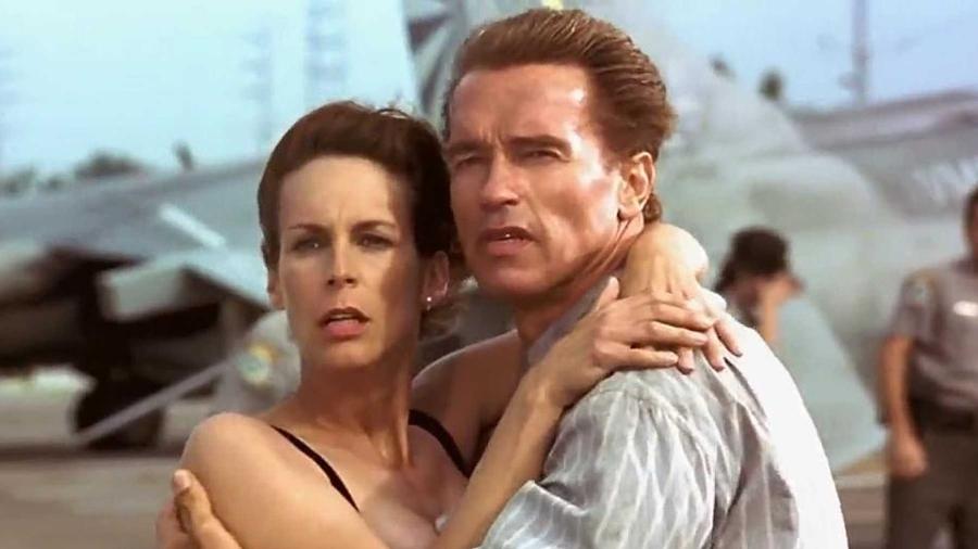 Jamie Lee Curtis e Arnold Schwarzenegger em cena de True Lies (1994) - Divulgação