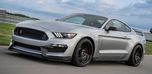 Na garagem de casa | Adolescente viraliza ao bater Mustang Shelby do pai; veja