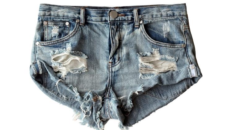 Aproveita a tesoura que usou para descosturar para fazer rasgados na peça jeans - Getty Images/iStockphoto