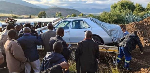 Último desejo | Político é enterrado dentro de seu carro na África do Sul