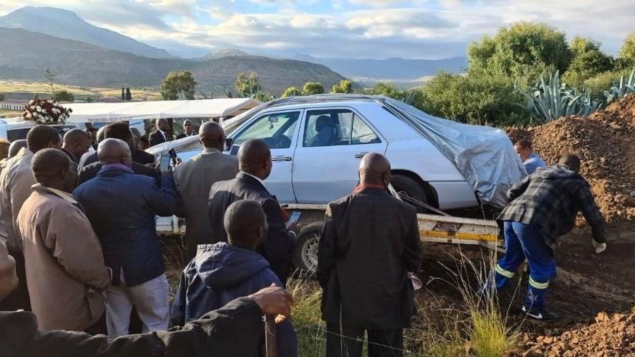 Político sul-africano é enterrado dentro de seu Mercedes-Benz - Reprodução
