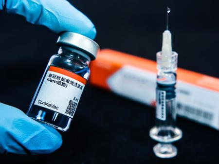 CoronaVac: Anvisa autoriza retomada de testes da vacina
