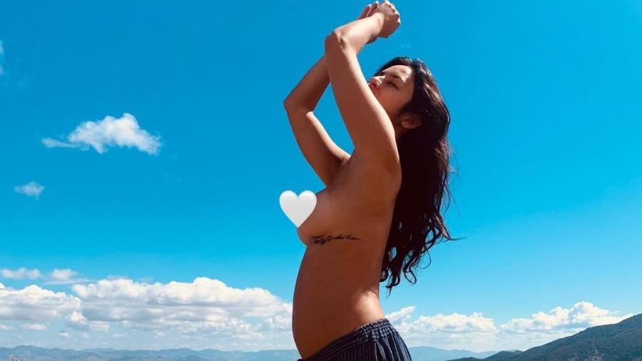 Foto de Yanna Lavigne fazendo topless é deletada em rede social e atriz reposta escondendo seios com emoji - Reprodução/Instagram