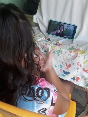Aos 5 anos, criança de Maceió ensina libras em vídeos pela internet