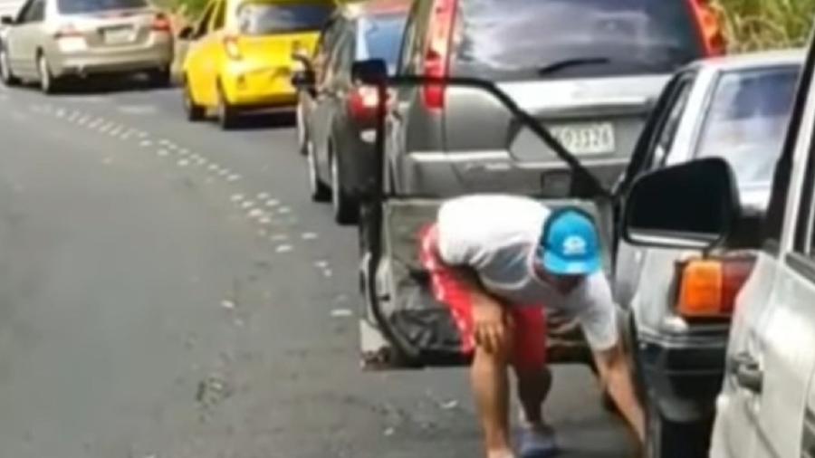 Motorista coloca pedra para segurar carro em estrada - Reprodução
