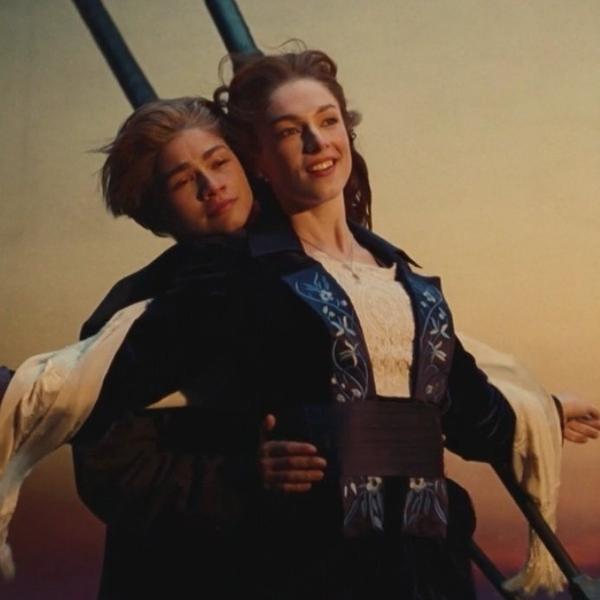 Rue e Jules como Jack e Rose de "Titanic"