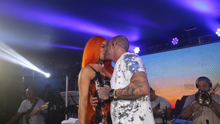 Paolla Oliveira e Diogo Nogueira se beijam durante show no Carnaval - André Moreira/Agnews