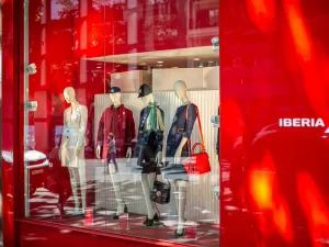 Cuidado com o vermelho! Como as cores na vitrine nos deixam ansiosos por comprar?