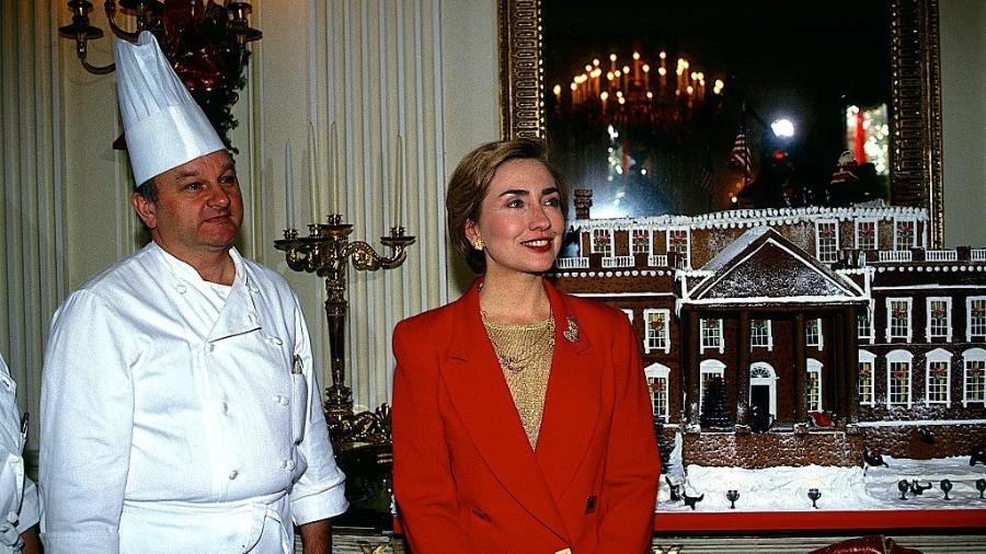 O confeiteiro Roland Mesnier com Hillary Clinton e uma casa de ginger bread - Corbis via Getty Images