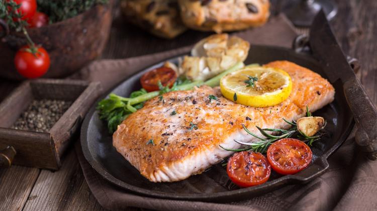 Filé de salmão servido com vegetais; peixe; grelhado; assado; alimentação saudável; saúde; emagrecimento; dieta - Getty Images - Getty Images