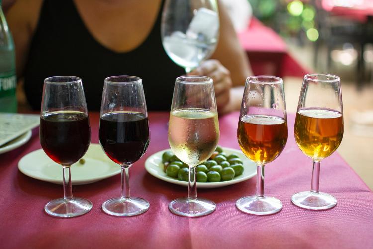 Degustação de diferentes tipos de jerez - Getty Images/iStockphoto - Getty Images/iStockphoto