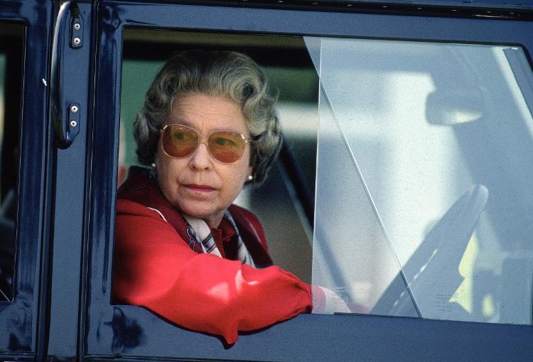 Em foto do patriarca da família de fotógrafos, vemos a Rainha Elizabeth 2ª dirigindo sua Land Rover na propriedade de Windsor, em 1992 - Anwar Hussein/Getty Images - Anwar Hussein/Getty Images