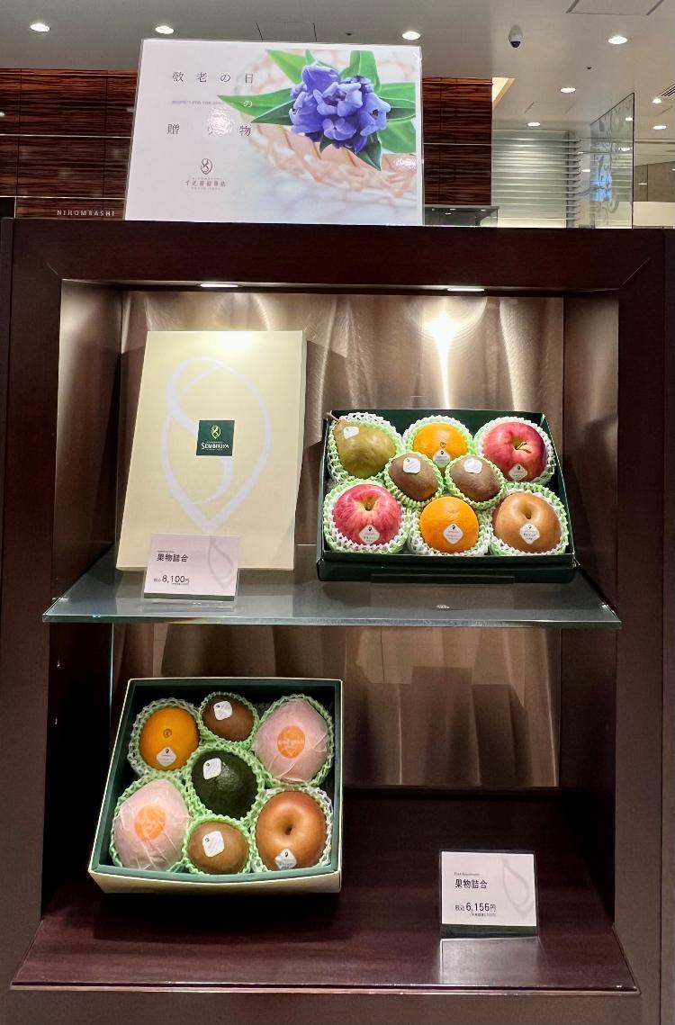 Nas lojas, as frutas especiais são expostas como artigos de luxo