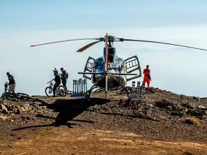 Helibike: o esporte que leva ciclistas ao topo das montanhas de helicóptero