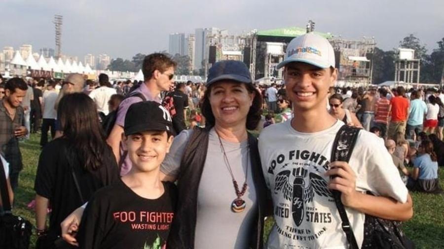Bruno Gomes no Lollapalooza 2012 com a mãe e o irmão; os três têm o festival como tradição de família