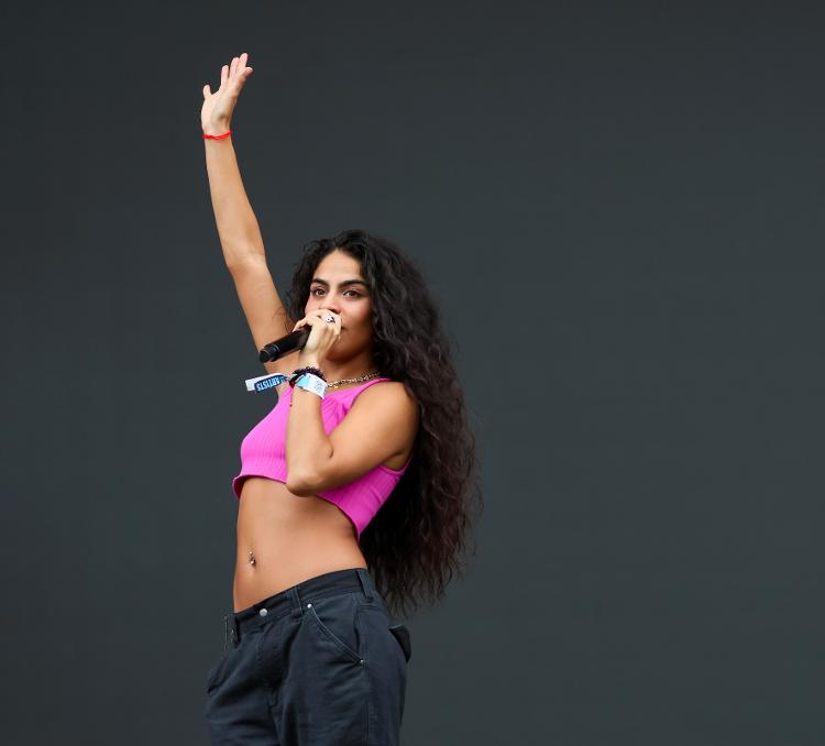 Jessie Reyez durante apresentação no Lollapalooza 2024