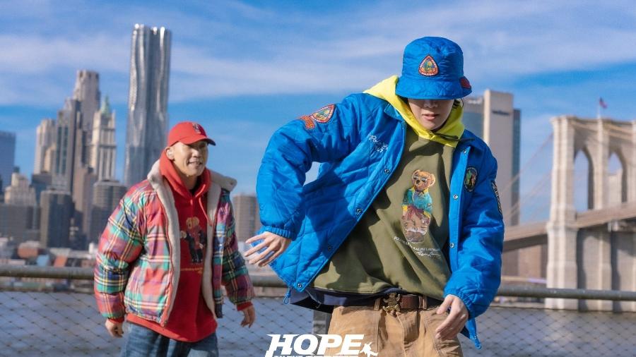 j-Hope dançando no documentário 'Hope On The Street'
