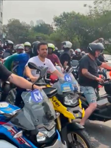 Pablo Marçal conduz moto sem usar capacete durante manifestação com apoiadores na capital paulista no último sábado (24) - Reprodução