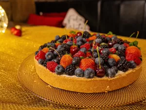 Quer uma sobremesa fácil de fazer? Prove esta torta de frutas vermelhas