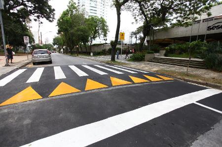 As faixas de pedestres elevadas, ou lambofaixas, são mais confortáveis do que os quebra-molas