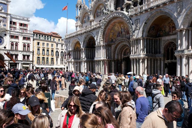 Turistas na Praça de São Marco, em Veneza Turistas na Praça de São Marco, em Veneza