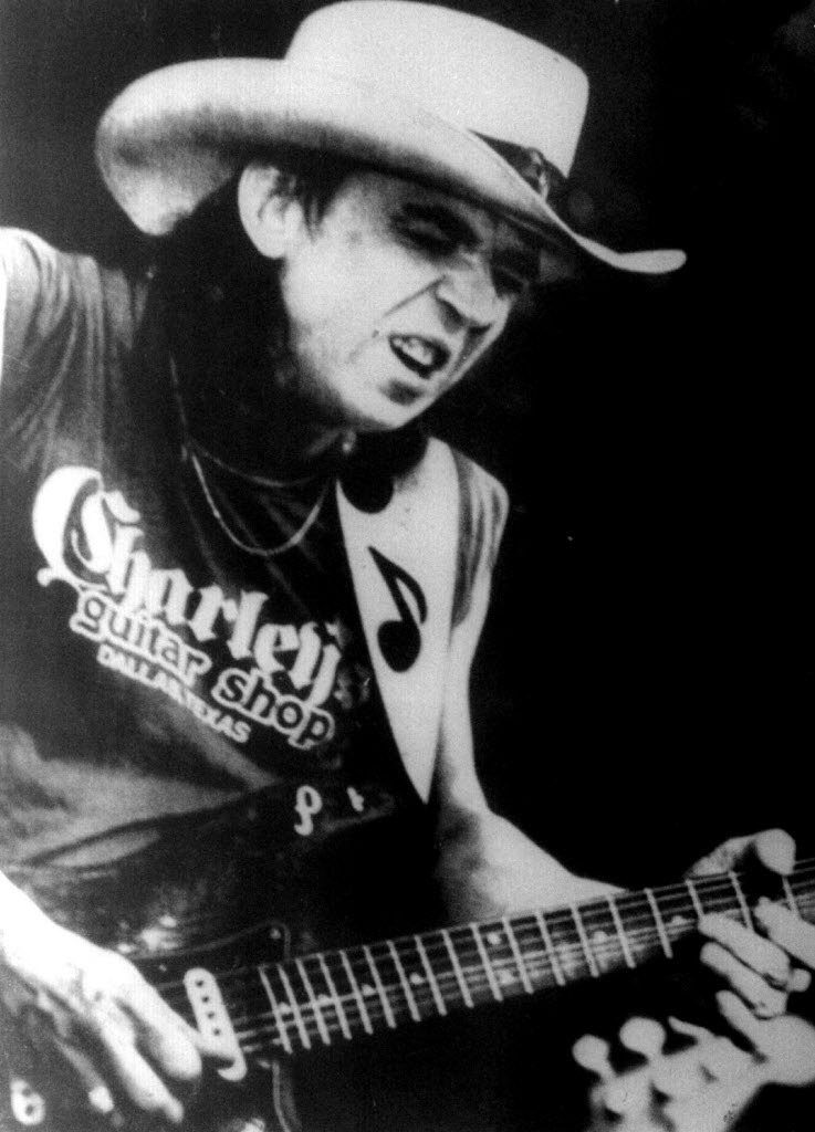 O compositor e guitarrista Steve Ray Vaughan foi outra vítima fatal dos acidentes aéreos e faleceu em 27 de agosto de 1990 quando o helicóptero em que voava caiu logo após um show com o bluesman Eric Clapton - Reprodução