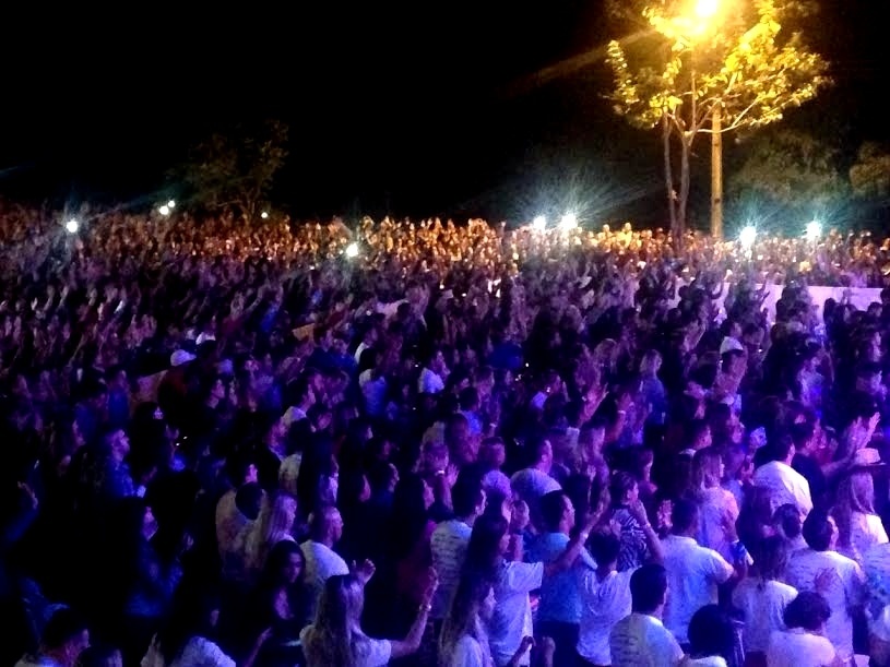 Público acompanha a missa de sétimo dia de Cristiano Araújo, na paróquia Nossa Senhora da Assunção, em Goiânia - Luciana Vitorino/UOL