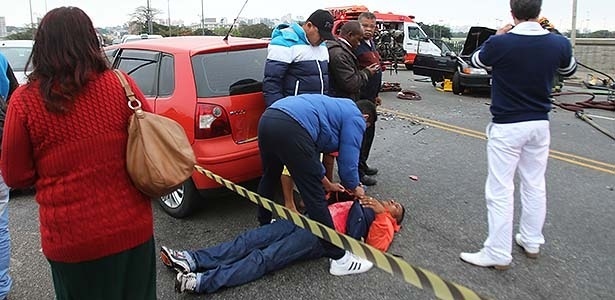 Ferido em acidente de trânsito - Reginaldo Castro/Folhapress - Reginaldo Castro/Folhapress