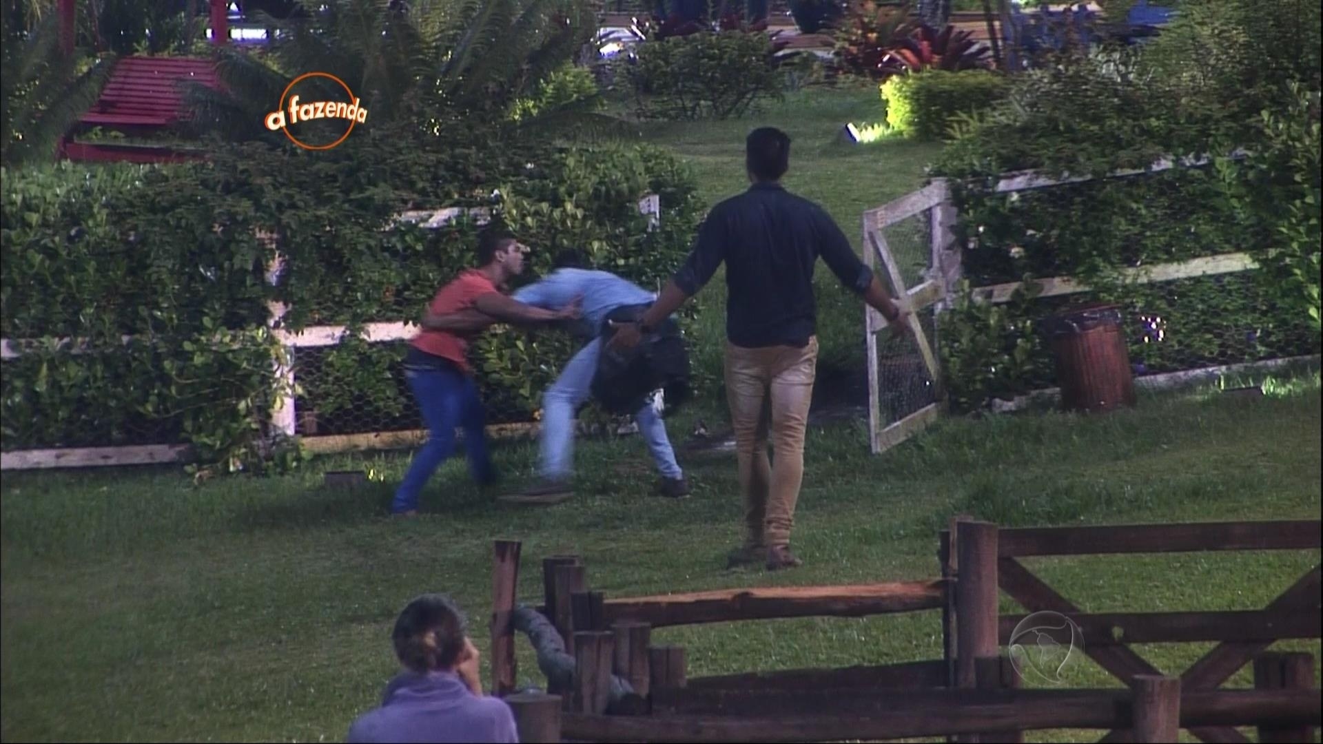 13.nov.2015 - JP tentava conversar com o peão, mas ouviu ofensas e xingamentos em troca - Reprodução/Record