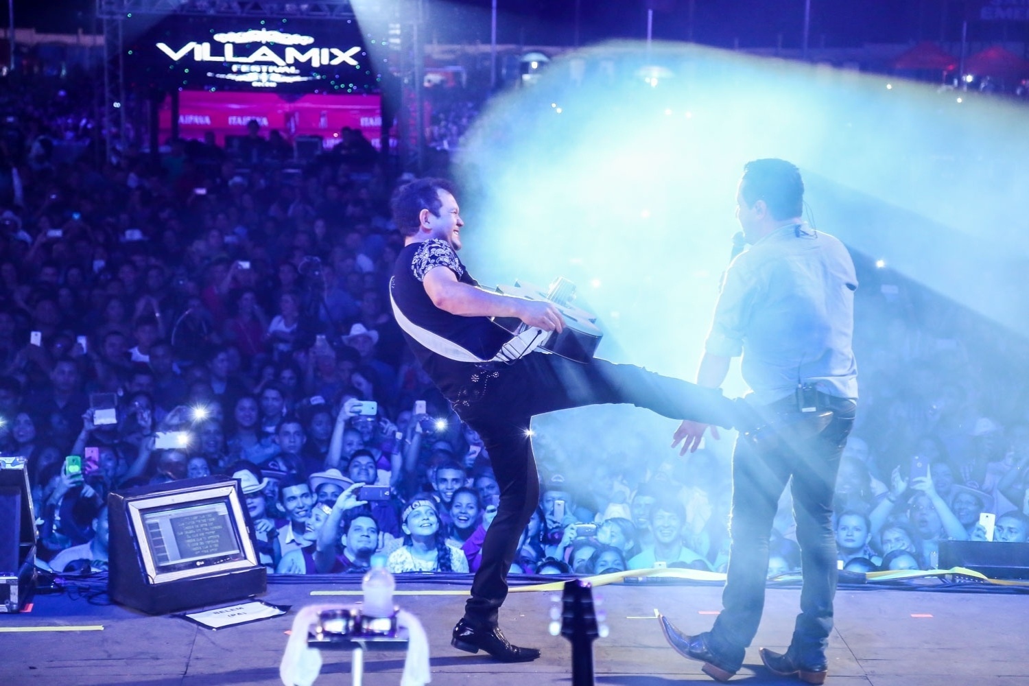 20.nov.2015 - O guitarrista Chimbinha brinca com o sertanejo Bruno no palco do festival Villa Mix, em Belém - Caio Duran / Azzi Agency / Divulgação