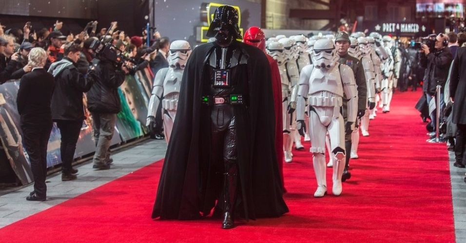 16.dez.2015 - Darth Vader e stormtroopers desfilam no tapete vermelho do cinema Odeon Leicester Square, em Londres, em pré-estreia europeia de "Star Wars - O Despertar da Força"