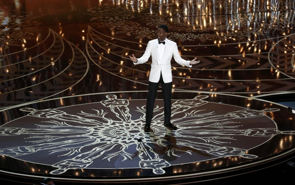 28.fev.2016 - O comediante Chris Rock abre o Oscar 2016 falando sobre a falta de negros indicados aos prêmios da Academia - Mario Anzuoni/Reuters