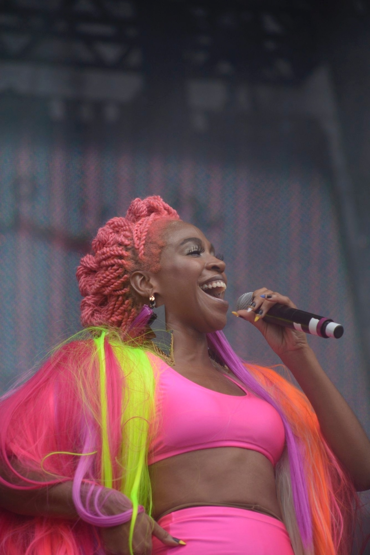 13.mar.2016 - Karol Conká se apresenta no segundo dia do Lollapalooza Brasil 2016 abusando do bom humor e discursos políticos. "Nós feministas é que vamos ajudar o Brasil a andar pra frente. Aceita porque dói mesmo, fascista", disse, segurando o peito - Rafael Roncato/UOL