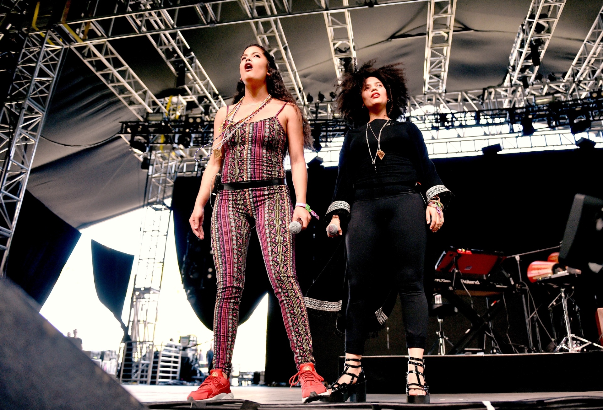 15.abr.2016 - Ibeyi, duo franco-cubano formado pelas gêmeas Lisa-Kaindé e Naomi Díaz, se apresenta no primeiro dia do Coachella Festival 2016, em Indio, Califórnia - Getty Images
