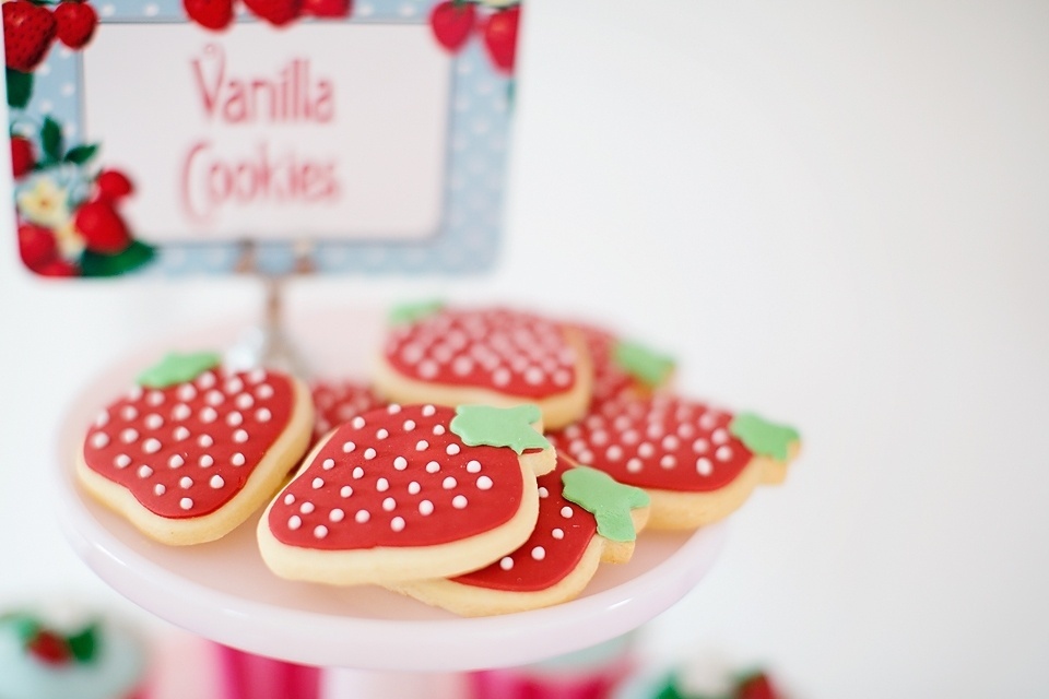 Detalhes dos biscoitos decorados como se fossem morangos, a fruta foi tema desta festa infantil - Reprodução/Pinterest