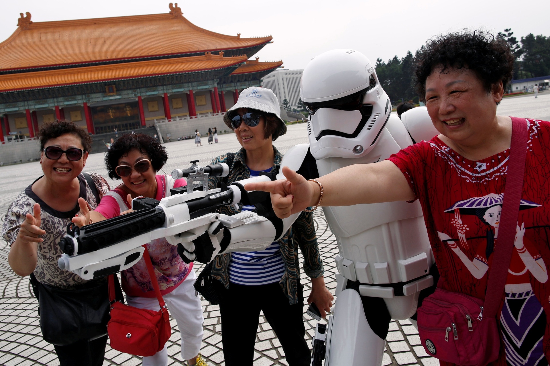 04.mai.2016 - Turistas chineses posam para fotos ao lado de Stormtroopers do filme "Star Wars", em Taipei, no Taiwan - Tyrone Siu/Reuters