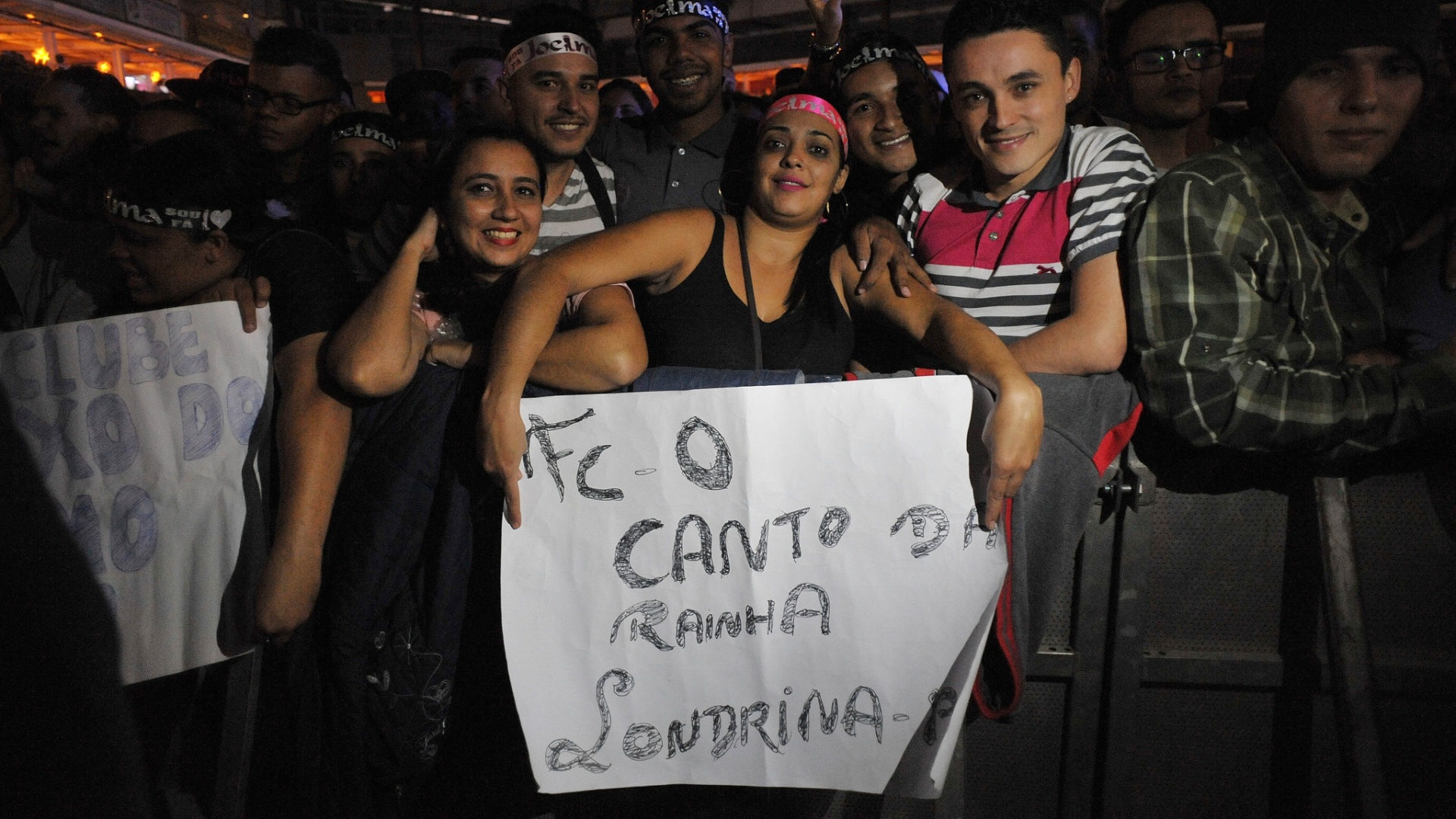 13.mai.2016 - Seguidores de Joelma, os fãs vieram de todos os cantos do Brasil para acompanhar a estreia da carreira solo da cantora em São Paulo. Na foto, fãs de Londrina, no Paraná, e de Presidente Prudente, cidade de SP perto da divisa com o MS, se apertam antes do início do show para conseguir um lugar perto da musa - Reinaldo Canato/UOL